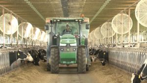 us-farmers-bank-on-manure-fueled-trucks-2-800x450