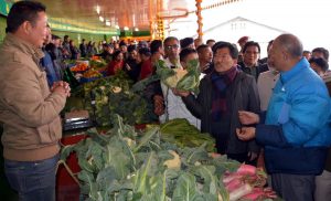 मुख्यमंत्री पवन चामलिंग सिक्किम की राजधानी गंगटोक में लाल बाज़ार में पहला आर्गेनिक मार्किट का शुभारंम्भ करते हुए | 